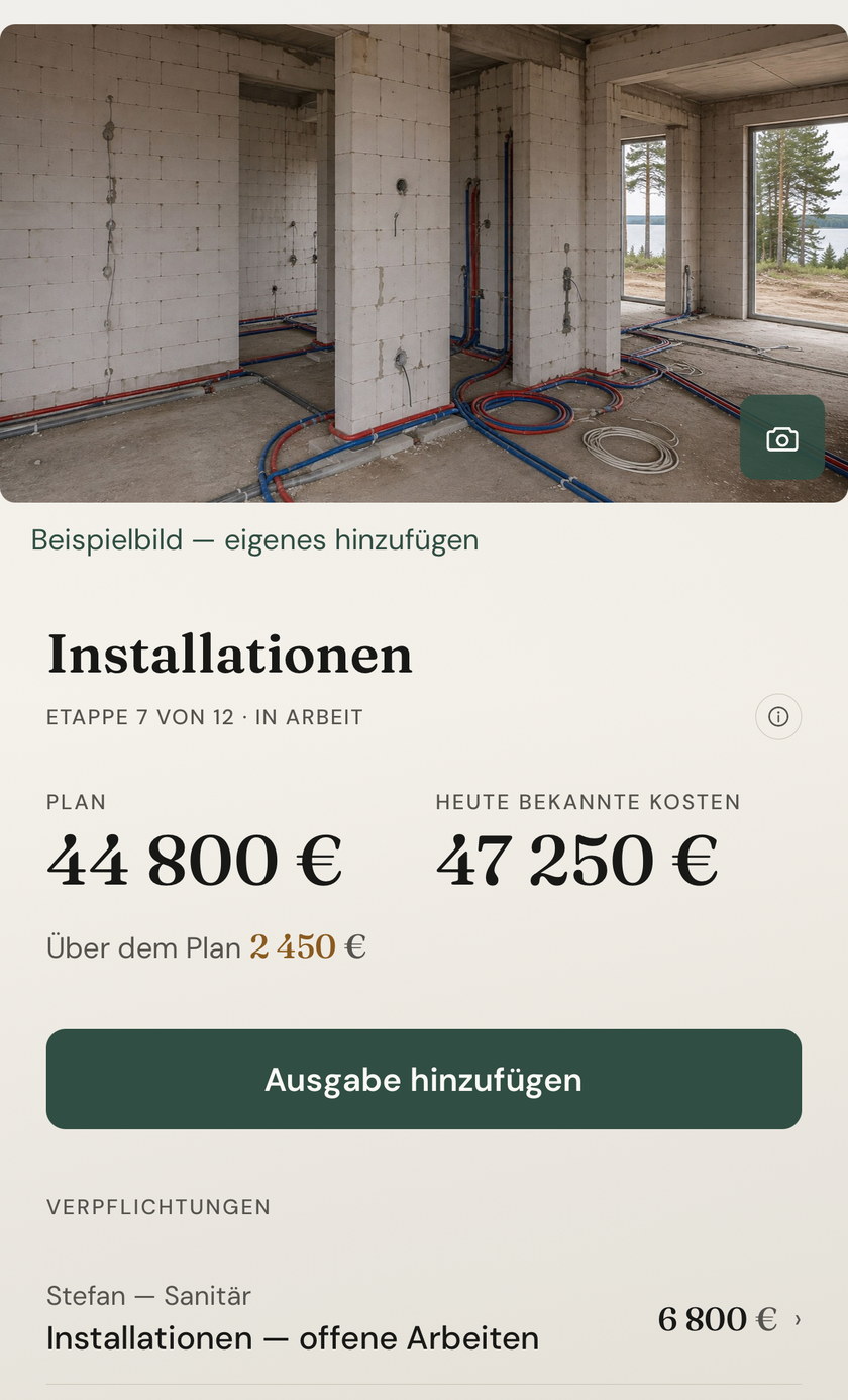 Etappenbildschirm „Installationen“ in Cudivo: Etappe 7 von 12 in Arbeit, Plan und heute bekannte Kosten, Verpflichtung gegenüber dem Sanitärbetrieb.